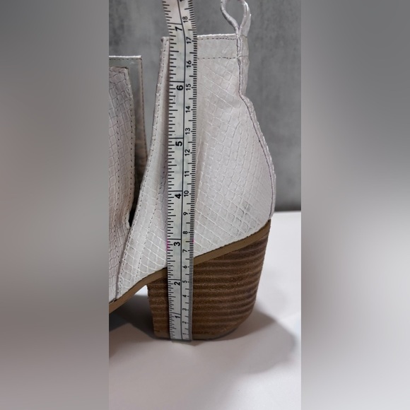 Arider Girl White Faux Snakeskin Booties Ankle Boots Side Slit Pull On Size 6.5 - Picture 8 of 9
